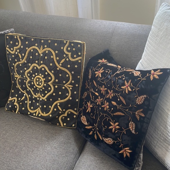 Set of three zardozi cushion covers - Picture 2 of 3